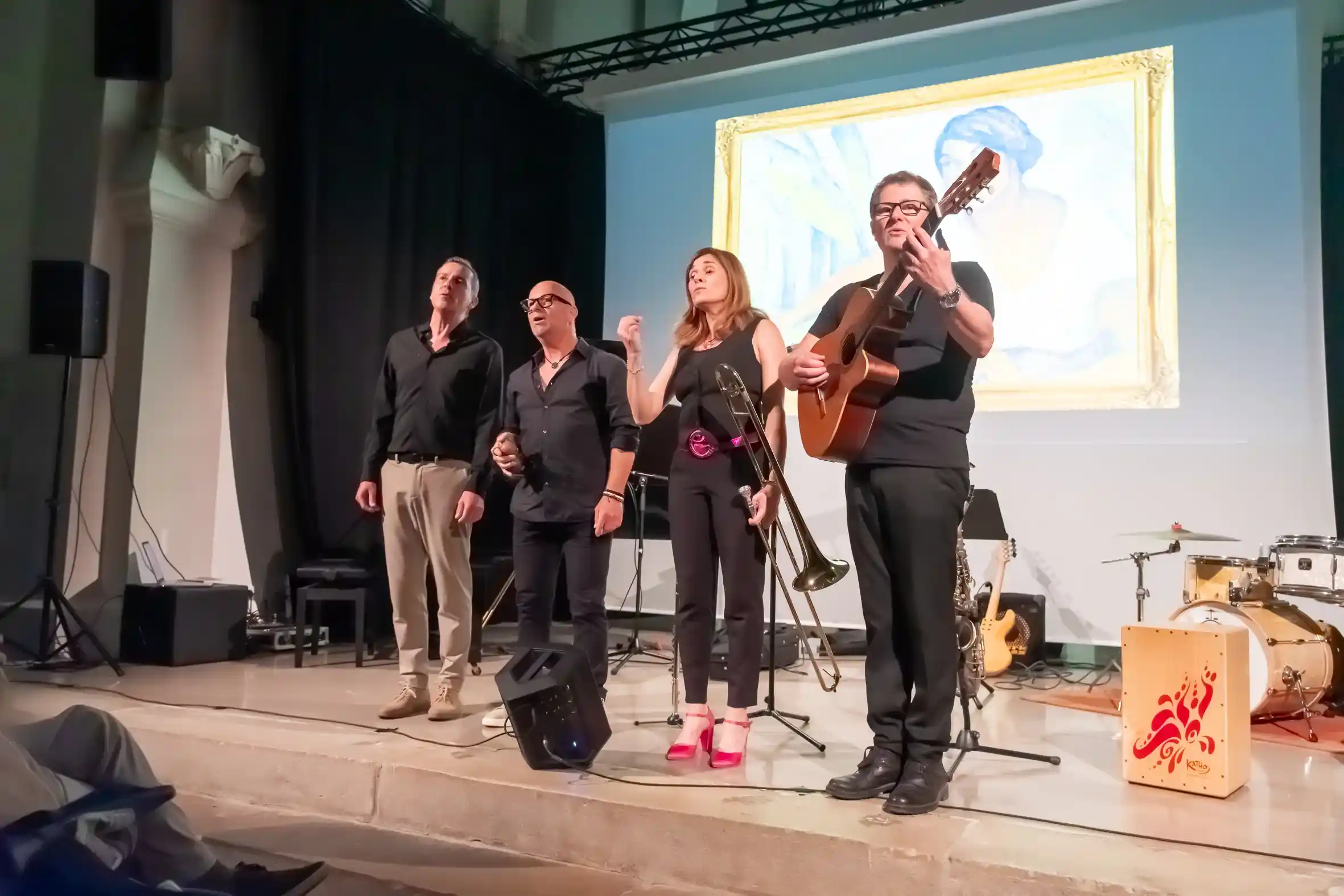 Picturophonie sur scène Les artistes de Picturophonie réunis sur scène pendant un concert