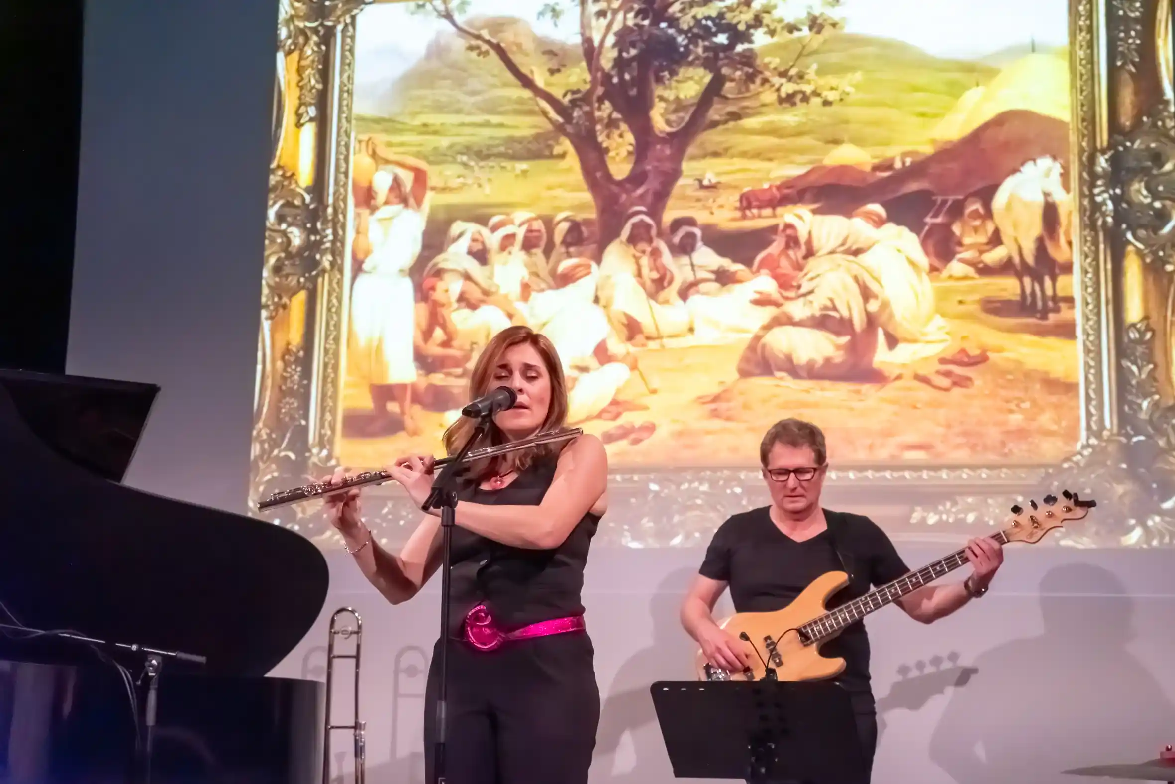 Lise Bouvier et un musicien de Picturophonie interprétant une œuvre sur scène