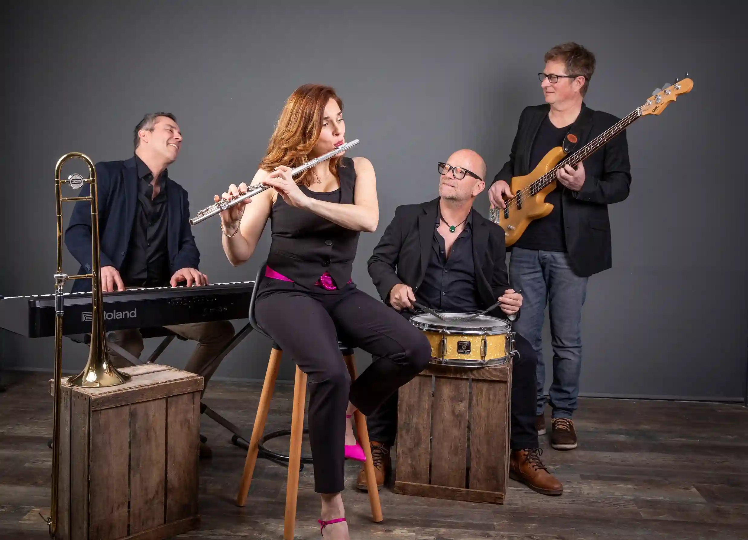 Les artistes de Picturophonie réunis Les membres de Picturophonie réunis avec leurs instruments