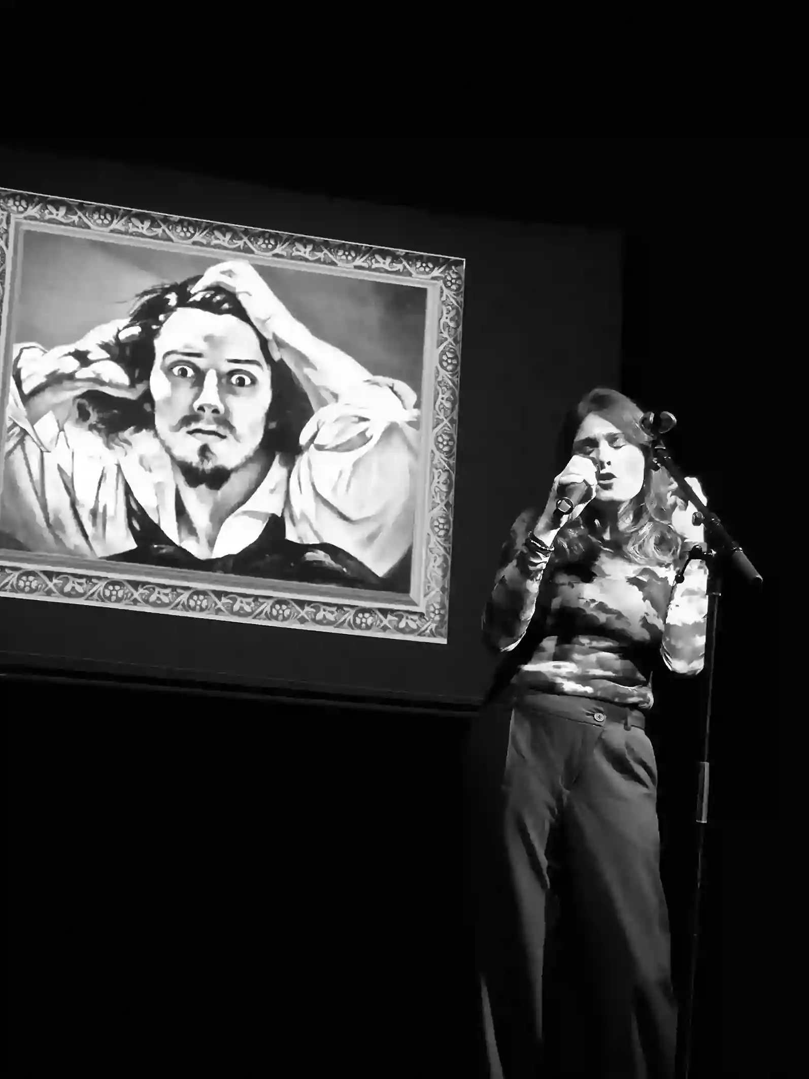 Lise Bouvier chantant pendant une représentation de Picturophonie