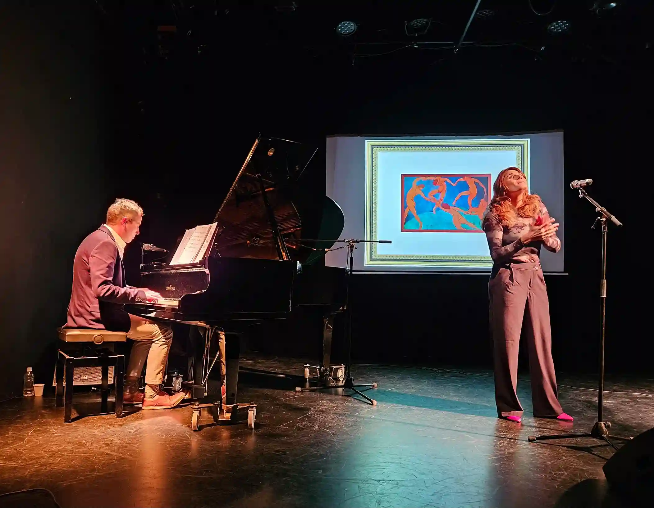 Picturophonie en quartet sur scène devant une peinture projetée