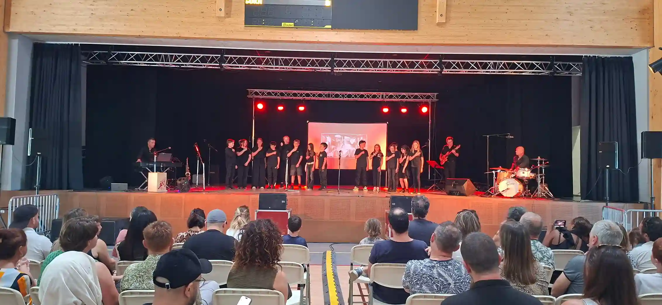 Groupe d'enfants sur scène avec Picturophonie